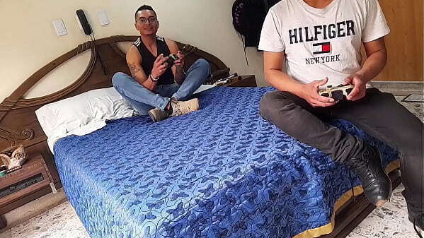 Tarde videojuegos amigos terminan follando
