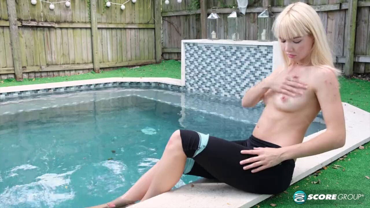 Flexible blonde Sveera spreads outdoors ends abandoning yoga session