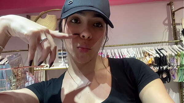 Zorra caliente sorprendida atrapada prob&aacute_ndose bikini tetas perfectas culo grande