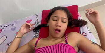 Comparto cama con mi peque&ntilde_a hermanastra y termino follandola duro hasta hacerla venir a chorros. H.L.