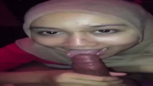 Veiled Filipina sucks