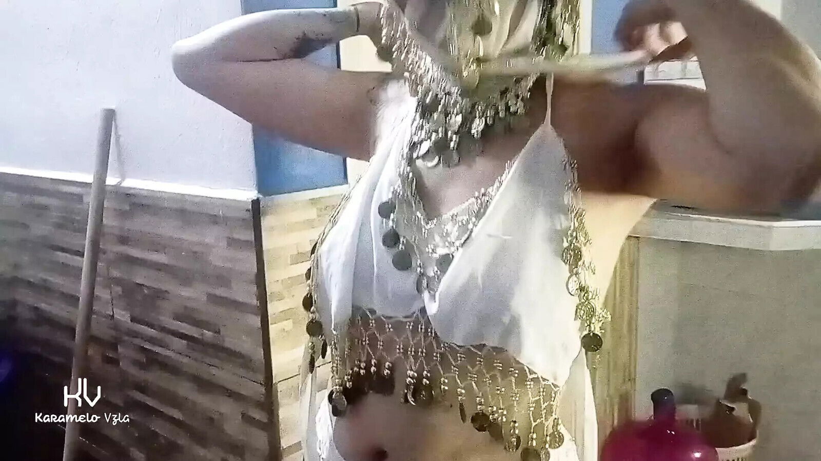 cleaning girl doesn't speak language gets excited when show hard