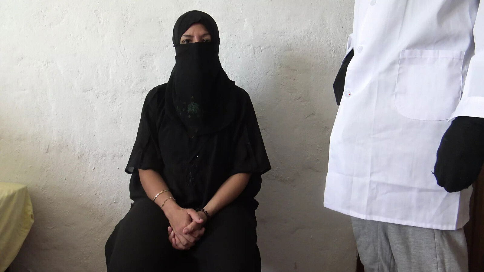 Iraqi Muslim Wife SHOCKED when African doctor London flashes black