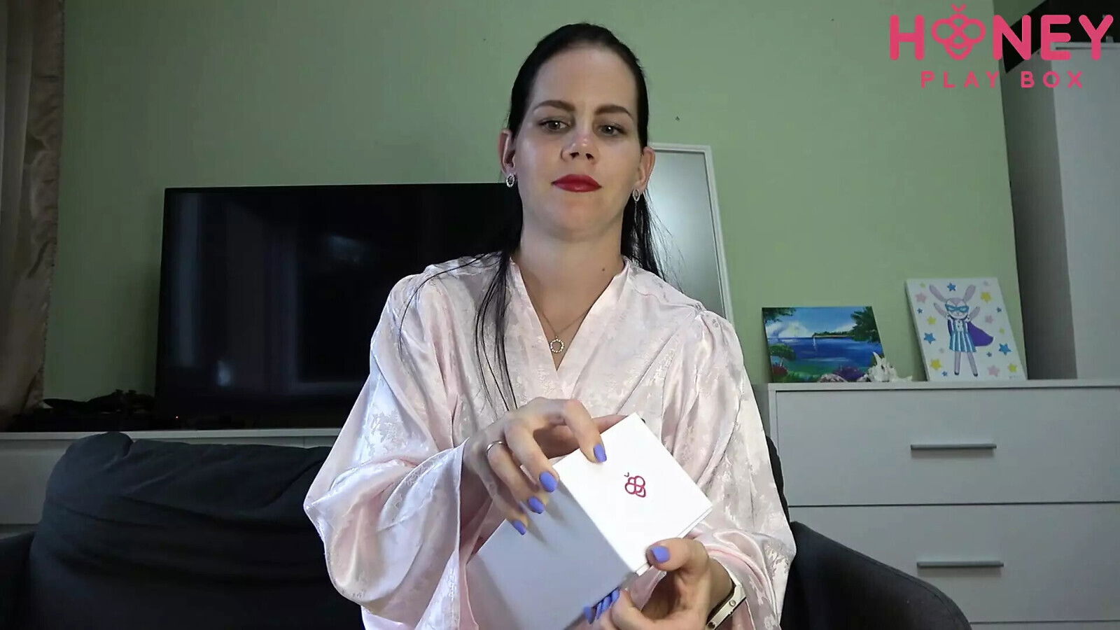 Unpacks tests Empress vibrator from Honey Play