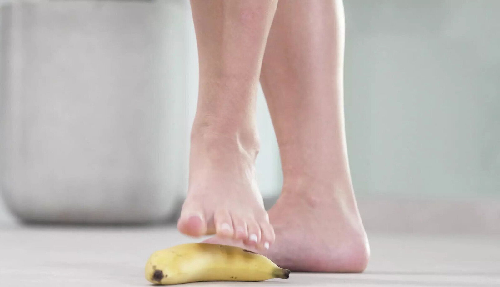 FOOTFETISH! Crushing fruits with bare feet heels!