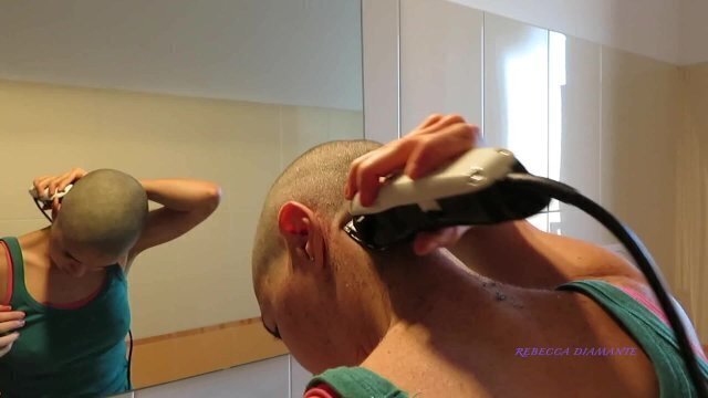 Ragazza italiana rasa testa zero