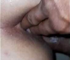 Rico sexo por el culo le entran hasta los dedos