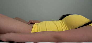 Joven Sola en Cama Masturba