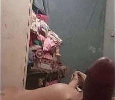 La perra caliente me la empieza a jalar y se soba su panocha