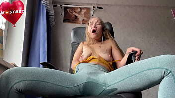 Orgasm squirt without taking leggings