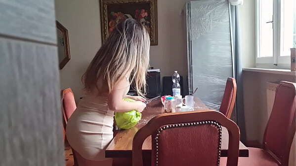 safada limpando deixa escapar a bucetinha