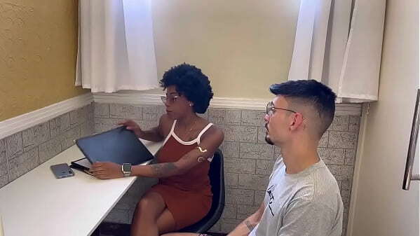 Fudendo recepcionista academia