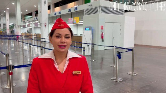 Стюардесса натирает брюнету длинный член в самолете узкой вагиной