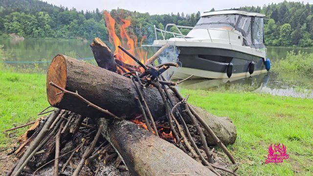Romantyczny przy ognisku gorącą żoną jeziorem. Polska milf