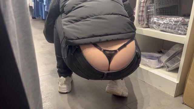 Public Buttcrack Thong Showing