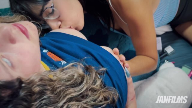 HERMOSAS UÑAS! dieron ganas chuparle mientras hacía manicure