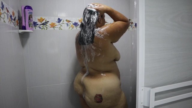 chica bañandose tocandose caliente latina