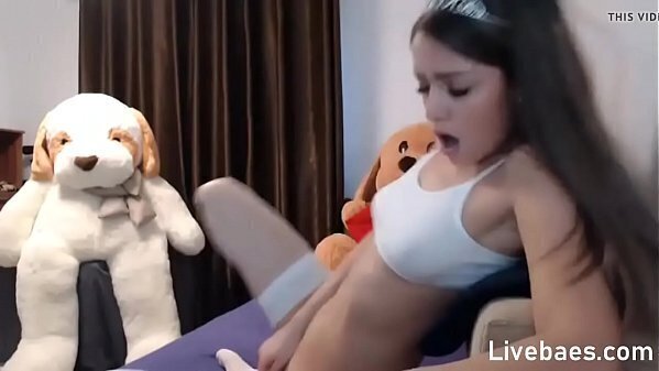 Queen Teen Camgirl Masturbates teensmate.com