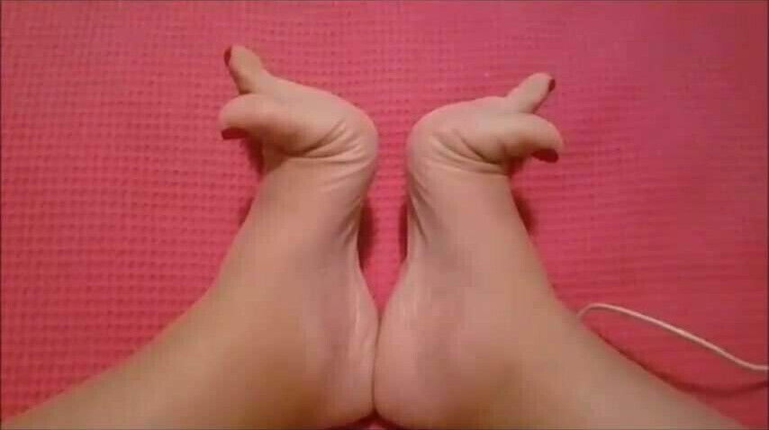 Sonia moves sexy (size feet