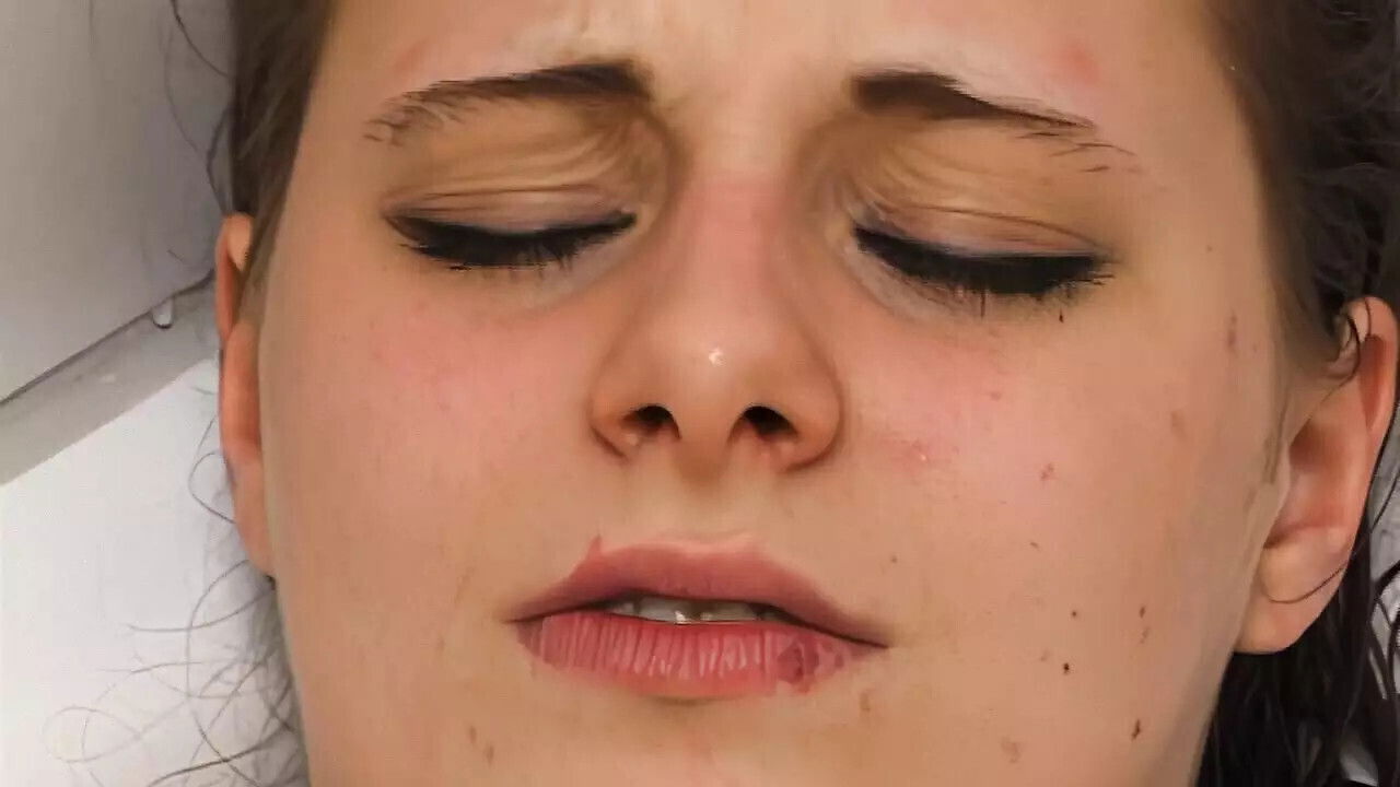 Teen fingers pussy shower