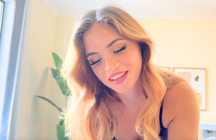 Unfaithful Girlfriend Wants Fuck While Boyfriends Phone!