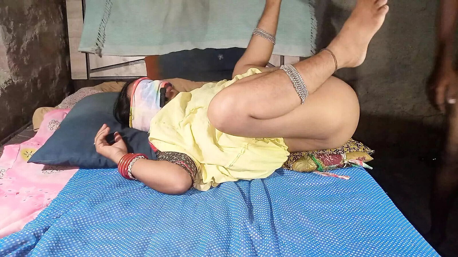 Dhire daliye, virgin Desi school girl talking dirty hindi losing virginity