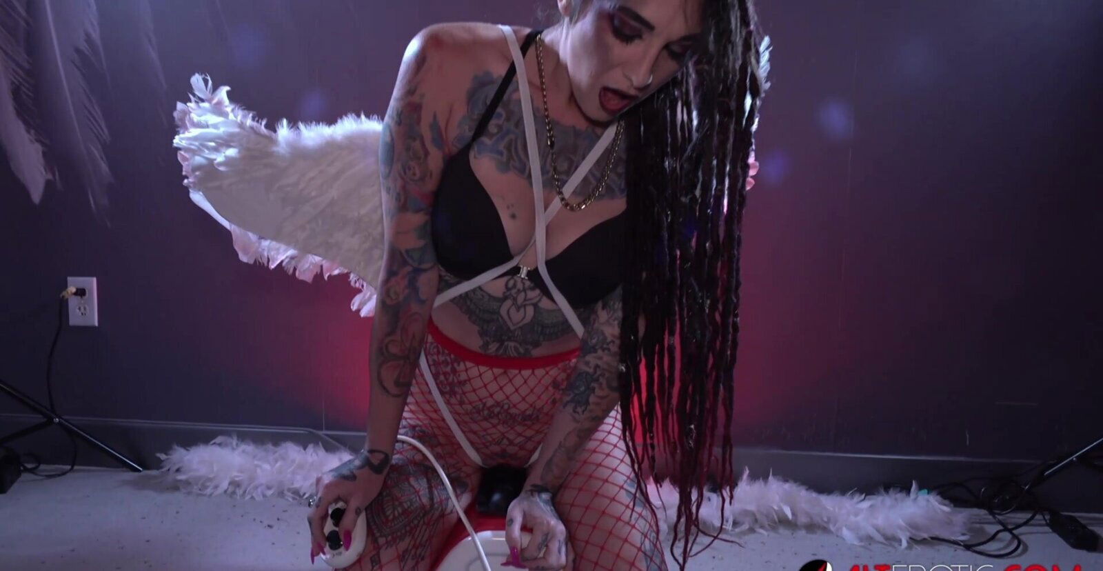 Sully Savage rides Tremor while being interviewed