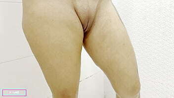 PEGUEI MINHA MULHER LAVANDO BUCETA PARA AMANTE