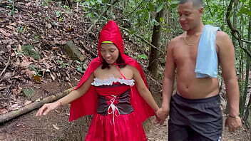 chico campesino se encuentra en el medio del bosque una caperucita roja muy traviesa a cambio de llevarla a su caba&ntilde_a le da una rica follada hasta correrse en su culo
