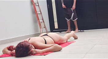 Safada tomando sol de biqu&iacute_ni em seu quintal com vizinho fazendo manuten&ccedil_&atilde_o de seu port&atilde_o