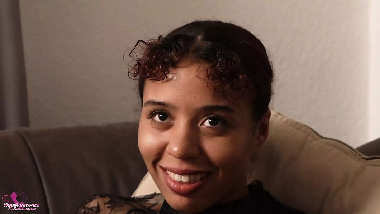 Hausfrau Telefon CaraCaramel