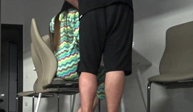 Женщина изменила своему мужу своим лучшим другом дома кухне. Настоящий обман.