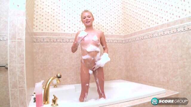 Giggling Blonde Teen Kyleigh Rubs Juicy Slit Bathtub With Bubbles
