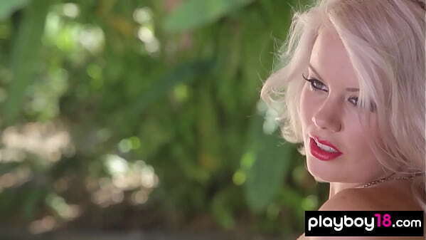 natural blonde Australian model Wolfe shows perfect pussy