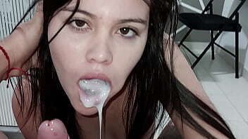 Agente inmobiliaria muy caliente me pide que la folle mientras me muestra una propiedad.