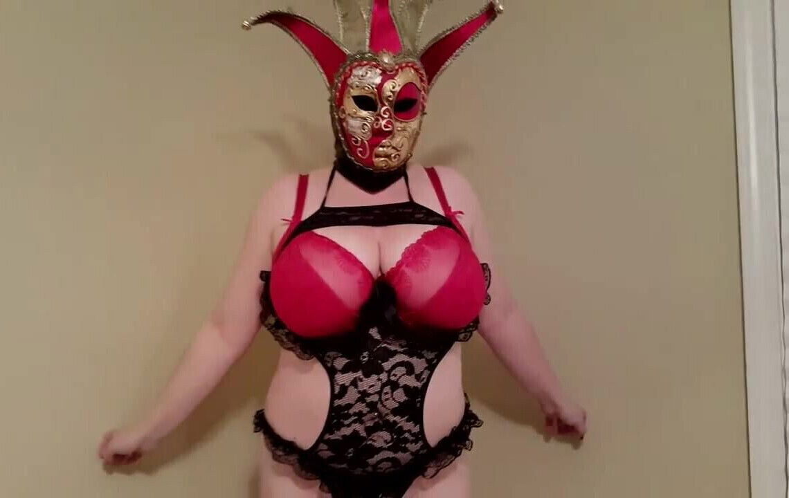 Lateshay 38HH tits Mardi Gra strip 