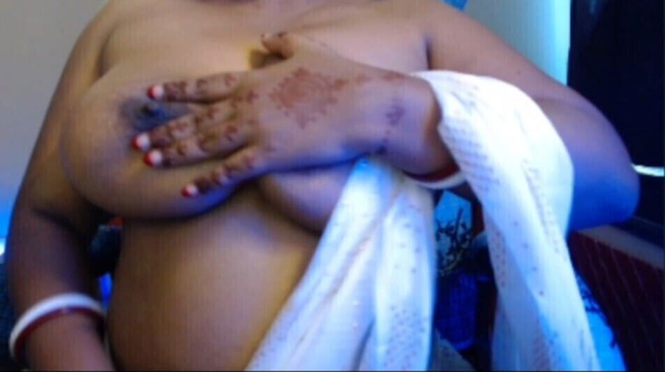 Sexy girl takes presses boobs saree.