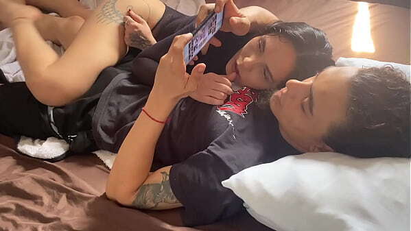 &iexcl_ HERMANASTRO ESTA JUGANDO CELULAR CHUPAR POLLA HASTA PIERDA PARTIDA PORNO ESPA&Ntilde_OL