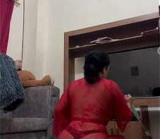 Mi esposa brigitte limpiando la casa