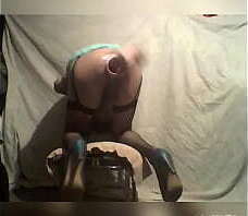 Tv de closet se masturba con vaso parte 2