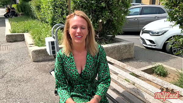 Julie, blonde coquine, r&eacute_alise l'_une envies Part