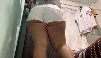 PUSE CAMARA OCULTA A MI HERMANASTRA PARA GRABAR SU GRAN CULO, TENGO QUE CONFESAR QUE SIEMPRE ME PAJEO VIENDO SUS VIDEOS