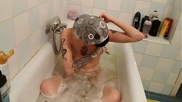 Beth Kinky Behind scene armpit shaving