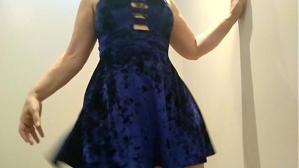 Dan&ccedil_a sensual vestido azul