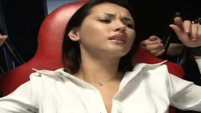 Maria Ozawa bosem Kerl gefesselt begrapscht