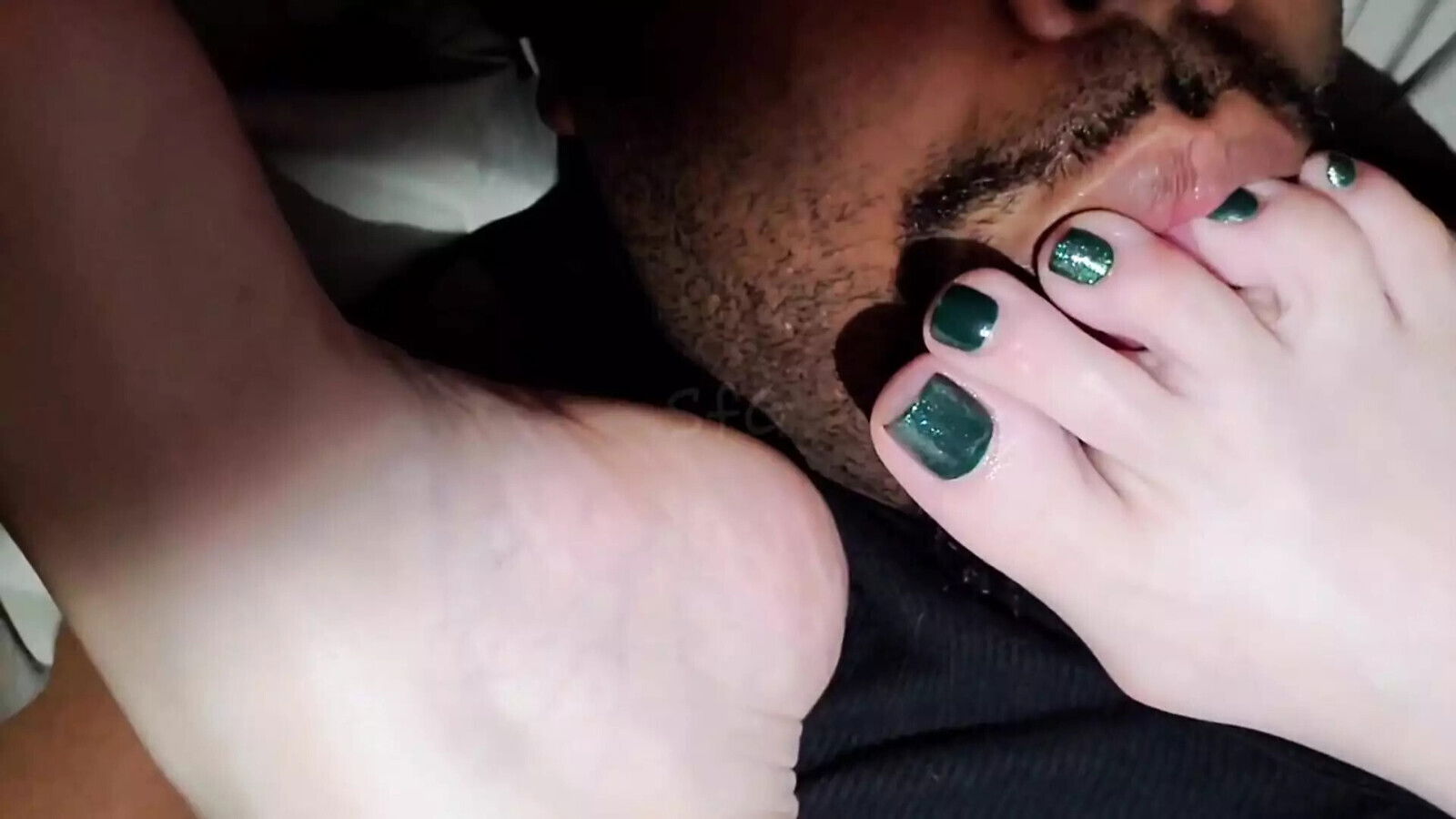 Sucking Mature Queens toes