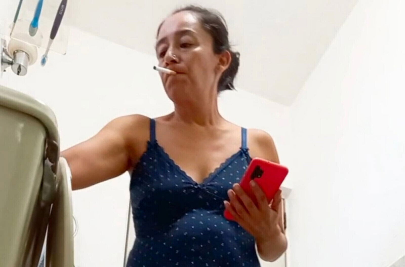 SHOWING MYSELF WITHOUT PANTIES SHOWING LITTLE HAIRY PUSSY