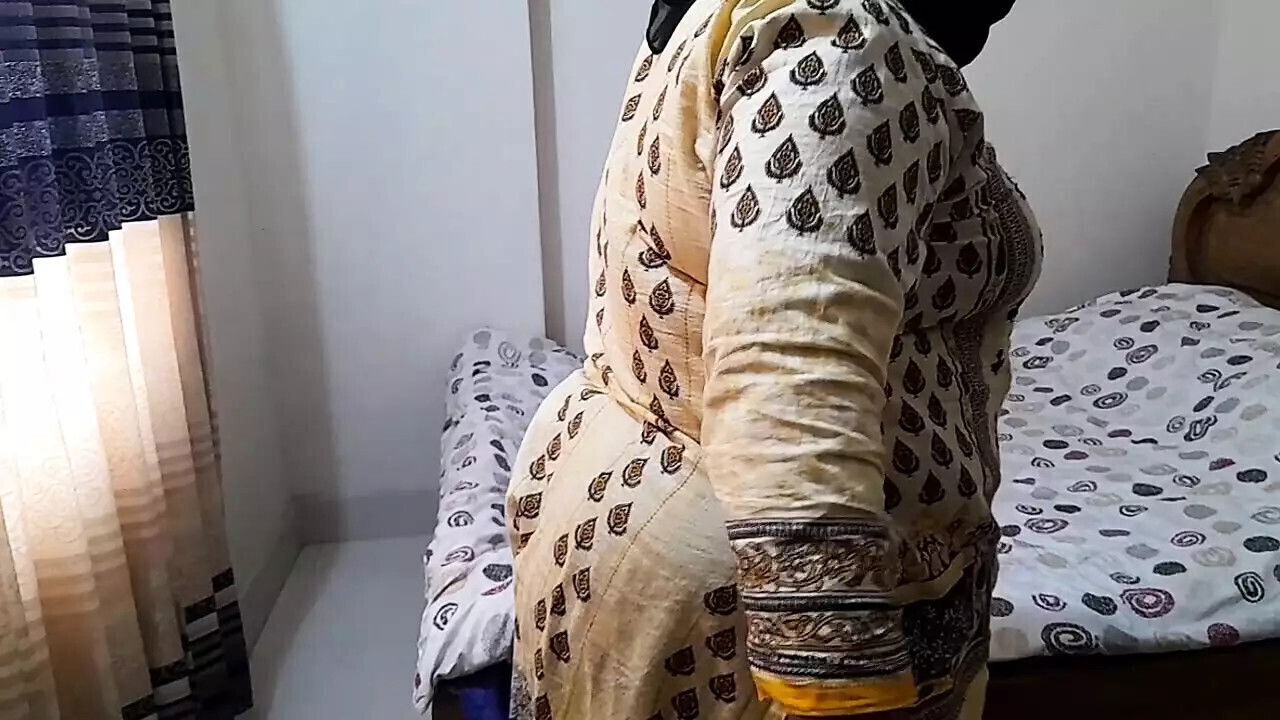 Depali Aunty Fucked Stepson When cleaning room!