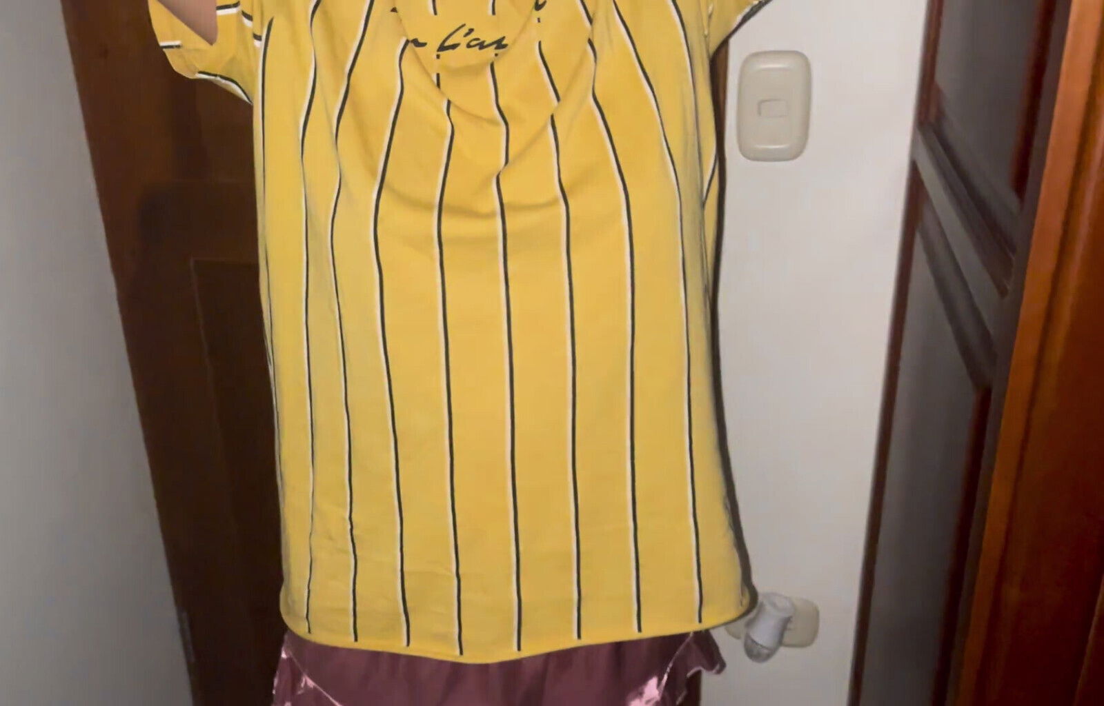 INDIAN COLLEAGUE COMES ROOM HELP WITH HOMEWORK