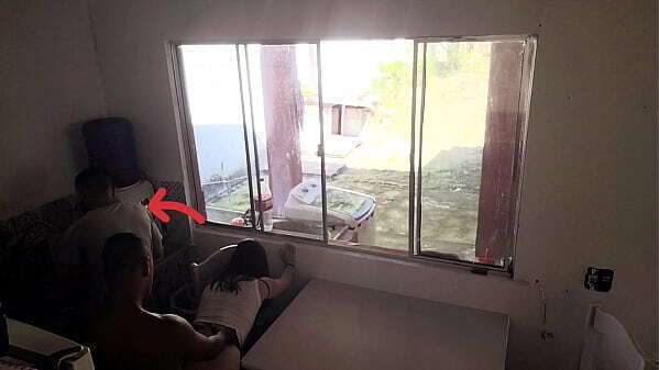 Corno problema auditivo lava lou&ccedil_a enquanto mulher sexo neg&atilde_o escondido